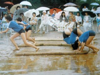 体育祭雨の中の前転　昭和61年